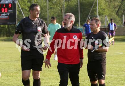 Fussball Kaerntner Liga. SK Austria Klagenfurt gegen Spittal. Schiedsrichter Guenter Messner, Trainer Nenad Pavicevic (Austria Klagenfurt), Markus Piuk.  Brueckl, am 27.5.2023.
Foto: Kuess



---
pressefotos, pressefotografie, kuess, qs, qspictures, sport, bild, bilder, bilddatenbank