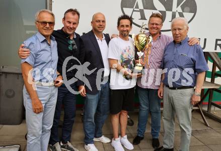 Fussball Kaerntner Liga. ASK gegen Lendorf. Meisterfeier  (ASK). Ewald Wiedenbauer, Dietmar Thuller, Martin Mutz (KFV), Matthias Dollinger, Guenther Krammer..  KLagenfurt, am 2.6.2023.
Foto: Kuess



---
pressefotos, pressefotografie, kuess, qs, qspictures, sport, bild, bilder, bilddatenbank