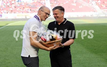 Fussball Bundesliga. SK Austria Klagenfurt gegen SK Rapid Wien.  Verabschiedung Matthias Imhof. Herbert Matschek, Matthias Imhof (Klagenfurt). Klagenfurt, am 3.6.2023.
Foto: Kuess
---
pressefotos, pressefotografie, kuess, qs, qspictures, sport, bild, bilder, bilddatenbank