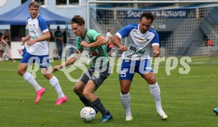 Fussball Kaerntner Liga. Treibach gegen Voelkermarkt.  Vahid Muharemovic  (Treibach),  Raphael Lukas Kulterer   (Voelkermarkt). Treibach, am 18.8.2023.
Foto: Kuess
---
pressefotos, pressefotografie, kuess, qs, qspictures, sport, bild, bilder, bilddatenbank