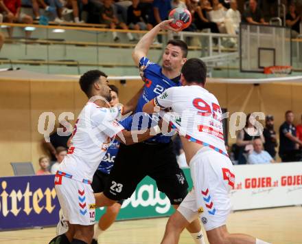 Handball BUndesliga. SC Ferlach gegen HC FIVERS WAT Margareten.  Jure Kocbek, (SCF),    Eic Damboeck, Thomas Seidl  (Margareten). Ferlach, am 5.9.2023.
Foto: Kuess
---
pressefotos, pressefotografie, kuess, qs, qspictures, sport, bild, bilder, bilddatenbank