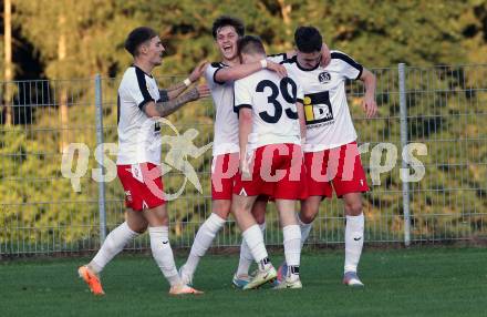 Fussball Kaerntner Liga. Kraig gegen Spittal.  Torjubel Fabian Hoi, Samuel Muellmann (Spittal). Kraig, am 9.9.2023.
Foto: Kuess
---
pressefotos, pressefotografie, kuess, qs, qspictures, sport, bild, bilder, bilddatenbank