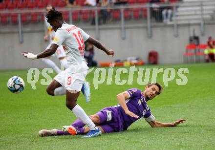 Fussball Bundesliga. SK Austria Klagenfurt gegen FC Red Bull Salzburg.  Thorsten Mahrer,   (Klagenfurt),   Karim Konate (Salzburg).  Klagenfurt, am 8.10.2023.
Foto: Kuess
---
pressefotos, pressefotografie, kuess, qs, qspictures, sport, bild, bilder, bilddatenbank