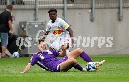 Fussball Bundesliga. SK Austria Klagenfurt gegen FC Red Bull Salzburg.  Andrew Irving,  (Klagenfurt), Amankwah Forson    (Salzburg).  Klagenfurt, am 8.10.2023.
Foto: Kuess
---
pressefotos, pressefotografie, kuess, qs, qspictures, sport, bild, bilder, bilddatenbank