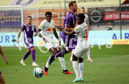 Fussball Bundesliga. SK Austria Klagenfurt gegen FC Red Bull Salzburg.  Turgay Gemicibasi,   (Klagenfurt),  Amankwah Forson  (Salzburg).  Klagenfurt, am 8.10.2023.
Foto: Kuess
---
pressefotos, pressefotografie, kuess, qs, qspictures, sport, bild, bilder, bilddatenbank