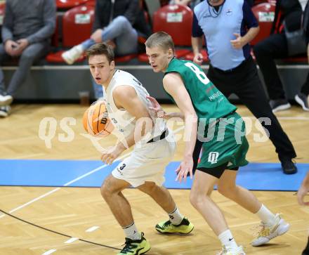 Basketball 2. Liga 2023/2024. Grunddurchgang 2. Runde.  KOS Celovec gegen Dornbirn Lions.  Niklas Michel (KOS),  Markuss Kudrjavcevs (Dornbirn). Klagenfurt, am 14.10.2023.
Foto: Kuess
www.qspictures.net
---
pressefotos, pressefotografie, kuess, qs, qspictures, sport, bild, bilder, bilddatenbank