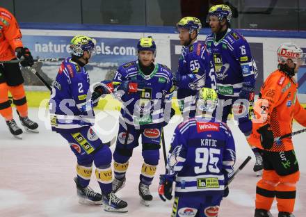EBEL. Eishockey Bundesliga. EC VSV gegen Moser Medical Graz99ers.  Torjubel Dylan Macpherson, John Hughes, Kevin Hancock, Robert Sabolic (VSV). Villach, am 3.11.2023
Foto: Kuess
www.qspictures.net
---
pressefotos, pressefotografie, kuess, qs, qspictures, sport, bild, bilder, bilddatenbank