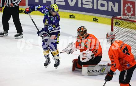 EBEL. Eishockey Bundesliga. EC VSV gegen Moser Medical Graz99ers. Kevin Hancock,  (VSV),   Lars Volden  (Graz). Villach, am 3.11.2023
Foto: Kuess
www.qspictures.net
---
pressefotos, pressefotografie, kuess, qs, qspictures, sport, bild, bilder, bilddatenbank