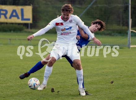 Fussball Unterliga Ost. Maria Saal gegen Annabichler SV.   Denis Tomic, (Maria Saal),   Daniel Hafner  (ASV). Maria Saal, am 4.11.2023.
Foto: Kuess
www.qspictures.net
---
pressefotos, pressefotografie, kuess, qs, qspictures, sport, bild, bilder, bilddatenbank