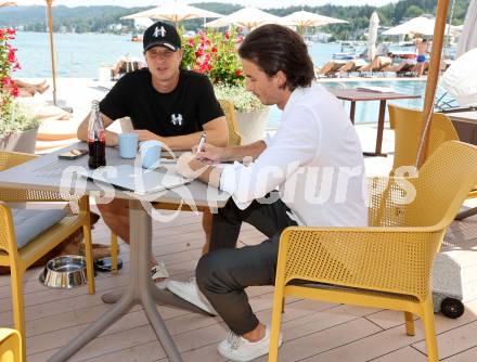 Fussball. Interview Martin HInteregger. Martin Hinteregger, Claudio Trevisan. Velden, am 10.7.2023.
Foto: Kuess



---
pressefotos, pressefotografie, kuess, qs, qspictures, sport, bild, bilder, bilddatenbank