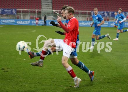 Fussball Laenderspiel Amateure. Oesterreich gegen Slowenien.  Michael Morgenstern,  (AUT),   Franci Perko (SLO). Klagenfurt, am 26.11.2023.
Foto: Kuess
www.qspictures.net
---
pressefotos, pressefotografie, kuess, qs, qspictures, sport, bild, bilder, bilddatenbank