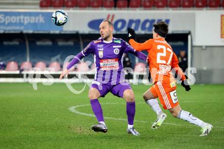 Fussball Bundesliga. SK Austria Klagenfurt gegen TSV Egger Glas Hartberg. Rico Benatelli,   (Klagenfurt),  Dominik Prokop  (Hartberg).  Klagenfurt, am 4.12.2023.
Foto: Kuess
---
pressefotos, pressefotografie, kuess, qs, qspictures, sport, bild, bilder, bilddatenbank