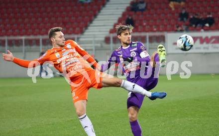 Fussball Bundesliga. SK Austria Klagenfurt gegen TSV Egger Glas Hartberg. Thorsten Mahrer,   (Klagenfurt),  Maximilian Entrup  (Hartberg).  Klagenfurt, am 4.12.2023.
Foto: Kuess
---
pressefotos, pressefotografie, kuess, qs, qspictures, sport, bild, bilder, bilddatenbank