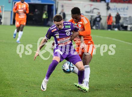 Fussball Bundesliga. SK Austria Klagenfurt gegen TSV Egger Glas Hartberg. Sinan Karweina,   (Klagenfurt),    Mamadou Sangare   (Hartberg).  Klagenfurt, am 4.12.2023.
Foto: Kuess
---
pressefotos, pressefotografie, kuess, qs, qspictures, sport, bild, bilder, bilddatenbank