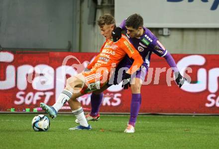Fussball Bundesliga. SK Austria Klagenfurt gegen TSV Egger Glas Hartberg.  Nikola Djoric,  (Klagenfurt),  Manuel Pfeifer  (Hartberg).  Klagenfurt, am 4.12.2023.
Foto: Kuess
---
pressefotos, pressefotografie, kuess, qs, qspictures, sport, bild, bilder, bilddatenbank