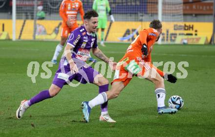 Fussball Bundesliga. SK Austria Klagenfurt gegen TSV Egger Glas Hartberg.  Sinan Karweina,  (Klagenfurt),    Manuel Pfeifer   (Hartberg).  Klagenfurt, am 4.12.2023.
Foto: Kuess
---
pressefotos, pressefotografie, kuess, qs, qspictures, sport, bild, bilder, bilddatenbank
