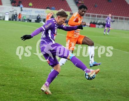 Fussball Bundesliga. SK Austria Klagenfurt gegen TSV Egger Glas Hartberg.  Christopher Wernitznig,  (Klagenfurt),  Ousmane Diakite  (Hartberg).  Klagenfurt, am 4.12.2023.
Foto: Kuess
---
pressefotos, pressefotografie, kuess, qs, qspictures, sport, bild, bilder, bilddatenbank