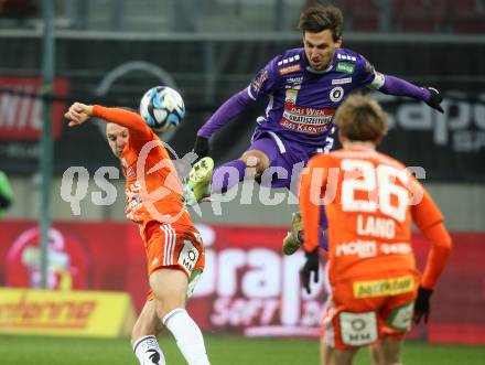 Fussball Bundesliga. SK Austria Klagenfurt gegen TSV Egger Glas Hartberg. Thorsten Mahrer,   (Klagenfurt),  Maximilian Entrup  (Hartberg).  Klagenfurt, am 4.12.2023.
Foto: Kuess
---
pressefotos, pressefotografie, kuess, qs, qspictures, sport, bild, bilder, bilddatenbank