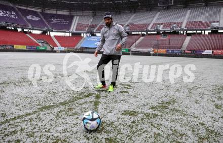 Fussball Bundesliga. SK Austria Klagenfurt gegen Hartberg. Absage. Sandro Zakany (SK Austria KLagenfurt). Klagenfurt, am 2.12.2023.
Foto: Kuess
---
pressefotos, pressefotografie, kuess, qs, qspictures, sport, bild, bilder, bilddatenbank