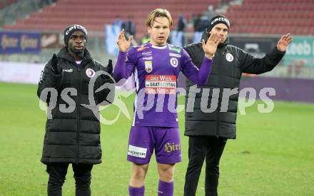 Fussball Bundesliga. SK Austria Klagenfurt gegen TSV Egger Glas Hartberg. Solomon Bonnah, Aaron Sky Schwarz  (Klagenfurt).   Klagenfurt, am 4.12.2023.
Foto: Kuess
---
pressefotos, pressefotografie, kuess, qs, qspictures, sport, bild, bilder, bilddatenbank
