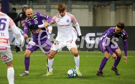 Fussball Bundesliga. SK Austria Klagenfurt gegen FK Austria Wien.  Rico Benatelli, Till Schumacher,   (Klagenfurt),  Muharem Huskovic  (Wien).  Klagenfurt, am 9.12.2023.
Foto: Kuess
---
pressefotos, pressefotografie, kuess, qs, qspictures, sport, bild, bilder, bilddatenbank