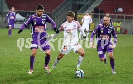 Fussball. Bundesliga. SK Austria Klagenfurt gegen Austria Wien.  Nikola Djoric, Rico Benatelli   (Austria Klagenfurt),  Muharem Huskovic    (Wien). Klagenfurt, 9.12.2023.
Foto: Kuess
---
pressefotos, pressefotografie, kuess, qs, qspictures, sport, bild, bilder, bilddatenbank