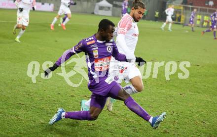 Fussball. Bundesliga. SK Austria Klagenfurt gegen Austria Wien.   Solomon Bonnah  (Austria Klagenfurt), Hakim Guenouche     (Wien). Klagenfurt, 9.12.2023.
Foto: Kuess
---
pressefotos, pressefotografie, kuess, qs, qspictures, sport, bild, bilder, bilddatenbank