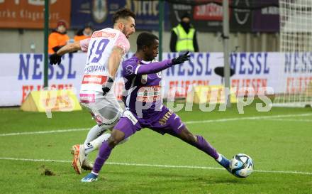 Fussball. Bundesliga. SK Austria Klagenfurt gegen Austria Wien.  Solomon Bonnah   (Austria Klagenfurt),  Marvin Potzmann    (Wien). Klagenfurt, 9.12.2023.
Foto: Kuess
---
pressefotos, pressefotografie, kuess, qs, qspictures, sport, bild, bilder, bilddatenbank