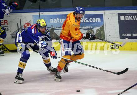 EBEL. Eishockey Bundesliga. EC VSV gegen Asiago Hockey.  Maximilia Rebernig, (VSV),    Giordano Finoro  (Asiago). Villach, am 22.12.2023
Foto: Kuess
www.qspictures.net
---
pressefotos, pressefotografie, kuess, qs, qspictures, sport, bild, bilder, bilddatenbank