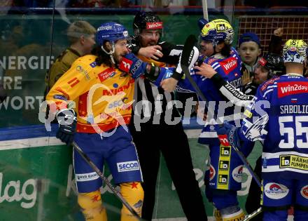 EBEL. Eishockey Bundesliga. EC VSV gegen Asiago Hockey.  Marco Richter,    (VSV),   Giovanni Luigi Domenico Vallati (Asiago). Villach, am 22.12.2023
Foto: Kuess
www.qspictures.net
---
pressefotos, pressefotografie, kuess, qs, qspictures, sport, bild, bilder, bilddatenbank