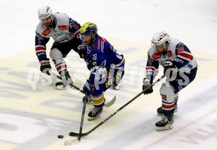 EBEL. Eishockey Bundesliga. EC VSV gegen Fehervar AV19.    Kevin Hancock,(VSV),   Bence Stipsicz, Anze Kuralt  (Fehervar). Villach, am 28.12.2023
Foto: Kuess
www.qspictures.net
---
pressefotos, pressefotografie, kuess, qs, qspictures, sport, bild, bilder, bilddatenbank