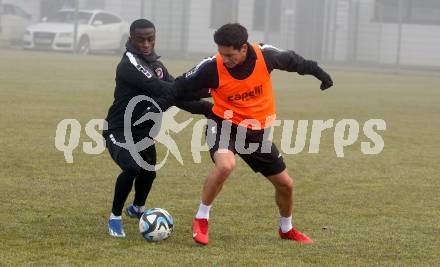 Fussball Bundesliga. Training SK Austria Klagenfurt.   Solomon Bonnah, Sebastian Guerra Soto . Klagenfurt, am 5.1.2024.
Foto: Kuess
www.qspictures.net
---
pressefotos, pressefotografie, kuess, qs, qspictures, sport, bild, bilder, bilddatenbank