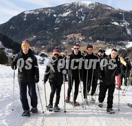 Fussball Bundesliga. Teambuilding SK Austria KLagenfurt. Schneeschuhwandern.  Christopher Cvetko, Solomon Bonnah, Andrew Irving, Sebastian Guerra Soto, Sinan Karweina . Bad Kleinkirchheim, am 14.1.2024.
Foto: Kuess
www.qspictures.net
---
pressefotos, pressefotografie, kuess, qs, qspictures, sport, bild, bilder, bilddatenbank