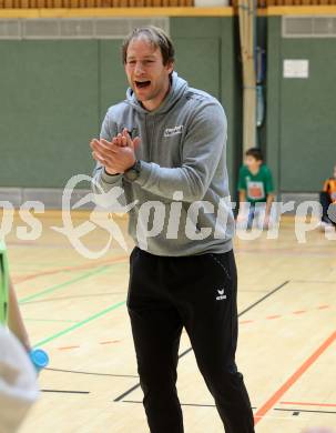 Futsal Schuelerliga. Finale. BRG Spittal (gruen) gegen Waidmannsdorf (blau).  Trainer (Spittal). St. Veit an der Glan, am 22.2.2023.
Foto: Kuess
www.qspictures.net
---
pressefotos, pressefotografie, kuess, qs, qspictures, sport, bild, bilder, bilddatenbank