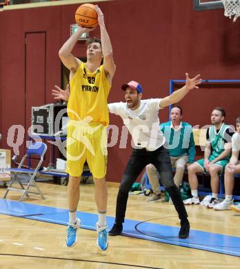 Basketball 2. Liga 2023/2024. Grunddurchgang 19. Runde.  Woerthersee Piraten gegen KOS. Simon Finzgar (Piraten),  Trainer  Dalibor Cevriz  (KOS). Klagenfurt, am 24.2.2024.
Foto: Kuess

---
pressefotos, pressefotografie, kuess, qs, qspictures, sport, bild, bilder, bilddatenbank