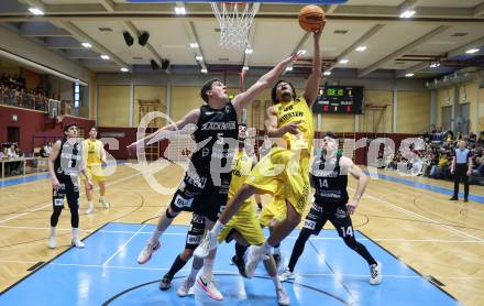 Basketball 2. Liga 2023/2024. Playoffs. VF-033.  Woerthersee Piraten gegen Guessing Blackbirds.   Marcus Holyfield (Piraten), Sebastian Koch   (Guessing). Klagenfurt, am 16.3.2024.
Foto: Kuess

---
pressefotos, pressefotografie, kuess, qs, qspictures, sport, bild, bilder, bilddatenbank