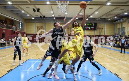 Basketball 2. Liga 2023/2024. Playoffs. VF-033.  Woerthersee Piraten gegen Guessing Blackbirds.   Marcus Holyfield (Piraten), Sebastian Koch   (Guessing). Klagenfurt, am 16.3.2024.
Foto: Kuess

---
pressefotos, pressefotografie, kuess, qs, qspictures, sport, bild, bilder, bilddatenbank