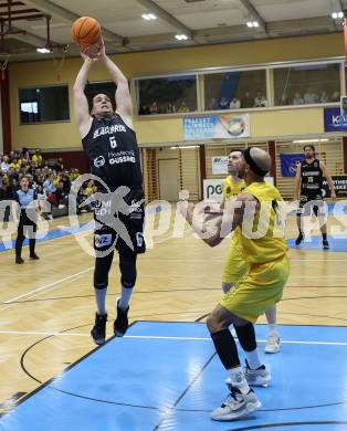 Basketball 2. Liga 2023/2024. Playoffs. VF-033.  Woerthersee Piraten gegen Guessing Blackbirds.  Shawn L. Ray  (Piraten),  Thomas Knor  (Guessing). Klagenfurt, am 16.3.2024.
Foto: Kuess

---
pressefotos, pressefotografie, kuess, qs, qspictures, sport, bild, bilder, bilddatenbank