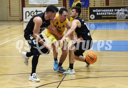 Basketball 2. Liga 2023/2024. Playoffs. VF-033.  Woerthersee Piraten gegen Guessing Blackbirds.  Simon Finzgar  (Piraten),  Christoph Astl ,  Jakob Ernst  (Guessing). Klagenfurt, am 16.3.2024.
Foto: Kuess

---
pressefotos, pressefotografie, kuess, qs, qspictures, sport, bild, bilder, bilddatenbank