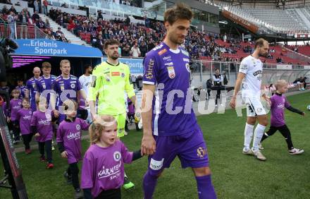 Fussball Bundesliga. SK Austria Klagenfurt gegen SK Puntigamer Sturm Graz.  Thorsten Mahrer, Phillip Menzel (Klagenfurt).  Klagenfurt, am 17.3.2024.
Foto: Kuess
www.qspictures.net
---
pressefotos, pressefotografie, kuess, qs, qspictures, sport, bild, bilder, bilddatenbank