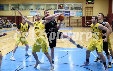 Basketball 2. Liga 2023/2024. Playoffs. SF-1.  Woerthersee Piraten gegen Union Deutsch Wagram Alligators.  Jan-Arne Apschner (Piraten), Matej Drgon   (Deutsch Wagram). Klagenfurt, am 23.3.2024.
Foto: Kuess

---
pressefotos, pressefotografie, kuess, qs, qspictures, sport, bild, bilder, bilddatenbank