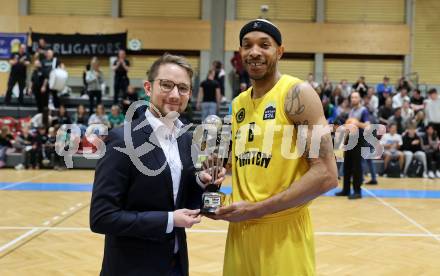 Basketball 2. Liga 2023/2024. Playoffs. SF-1.  Woerthersee Piraten gegen Union Deutsch Wagram Alligators. Uebergabe des Pokals fuer den MVP der 2. Bundesliga. Albert Handler, Shawn L. Ray (Piraten).. Klagenfurt, am 23.3.2024.
Foto: Kuess

---
pressefotos, pressefotografie, kuess, qs, qspictures, sport, bild, bilder, bilddatenbank