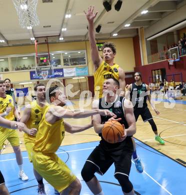 Basketball 2. Liga 2023/2024. Playoffs. SF-1.  Woerthersee Piraten gegen Union Deutsch Wagram Alligators.  Jan-Arne Apschner,  Simon Finzgar (Piraten),  Branislav Balvan  (Deutsch Wagram). Klagenfurt, am 23.3.2024.
Foto: Kuess

---
pressefotos, pressefotografie, kuess, qs, qspictures, sport, bild, bilder, bilddatenbank