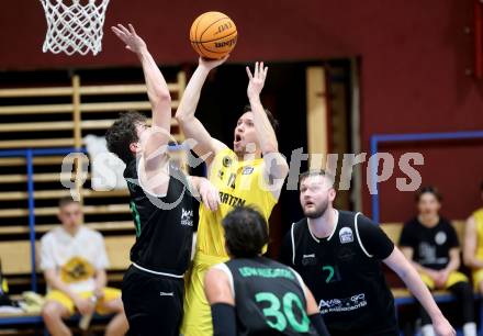 Basketball 2. Liga 2023/2024. Playoffs. SF-1.  Woerthersee Piraten gegen Union Deutsch Wagram Alligators.   Jan-Arne Apschner (Piraten),  Daniel Schuch  (Deutsch Wagram). Klagenfurt, am 23.3.2024.
Foto: Kuess

---
pressefotos, pressefotografie, kuess, qs, qspictures, sport, bild, bilder, bilddatenbank