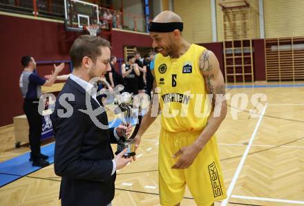 Basketball 2. Liga 2023/2024. Playoffs. SF-1.  Woerthersee Piraten gegen Union Deutsch Wagram Alligators. Uebergabe des Pokals fuer den MVP der 2. Bundesliga. Albert Handler, Shawn L. Ray (Piraten).. Klagenfurt, am 23.3.2024.
Foto: Kuess

---
pressefotos, pressefotografie, kuess, qs, qspictures, sport, bild, bilder, bilddatenbank