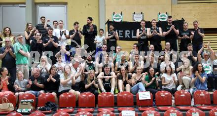 Basketball 2. Liga 2023/2024. Playoffs. SF-3.  Woerthersee Piraten gegen Union Deutsch Wagram Alligators.    Jubel  (Deutsch Wagram) mit Fans. Klagenfurt, am 6.4.2024.
Foto: Kuess
---
pressefotos, pressefotografie, kuess, qs, qspictures, sport, bild, bilder, bilddatenbank