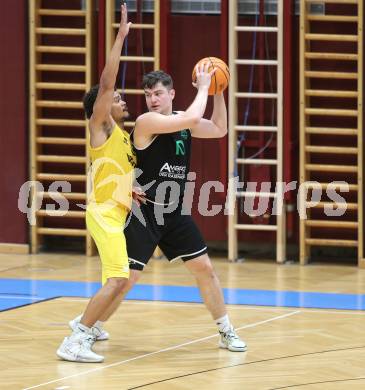 Basketball 2. Liga 2023/2024. Playoffs. SF-3.  Woerthersee Piraten gegen Union Deutsch Wagram Alligators.  Marcus Holyfield  (Piraten), Daniel Schuch   (Deutsch Wagram). Klagenfurt, am 6.4.2024.
Foto: Kuess
---
pressefotos, pressefotografie, kuess, qs, qspictures, sport, bild, bilder, bilddatenbank