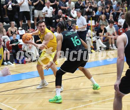 Basketball 2. Liga 2023/2024. Playoffs. SF-3.  Woerthersee Piraten gegen Union Deutsch Wagram Alligators. Jan-Arne Apschner   (Piraten),  Philip Konate  (Deutsch Wagram). Klagenfurt, am 6.4.2024.
Foto: Kuess
---
pressefotos, pressefotografie, kuess, qs, qspictures, sport, bild, bilder, bilddatenbank