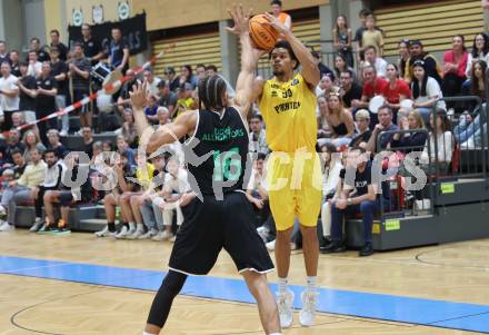 Basketball 2. Liga 2023/2024. Playoffs. SF-3.  Woerthersee Piraten gegen Union Deutsch Wagram Alligators.  Marcus Holyfield  (Piraten),  Philip Konate  (Deutsch Wagram). Klagenfurt, am 6.4.2024.
Foto: Kuess
---
pressefotos, pressefotografie, kuess, qs, qspictures, sport, bild, bilder, bilddatenbank