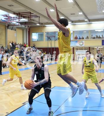 Basketball 2. Liga 2023/2024. Playoffs. SF-3.  Woerthersee Piraten gegen Union Deutsch Wagram Alligators.  Marcus Holyfield  (Piraten),  Vitali Shorstkiy  (Deutsch Wagram). Klagenfurt, am 6.4.2024.
Foto: Kuess
---
pressefotos, pressefotografie, kuess, qs, qspictures, sport, bild, bilder, bilddatenbank